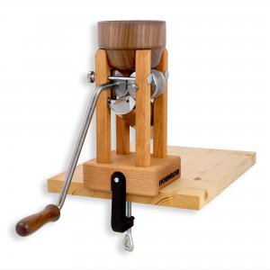 Bild zu Eschenfelder Kornquetsche mit Holztrichter+Kurbelgriff aus Nussbaum und Tischklemme